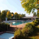 Freibad mit Sprungturm (Symbolbild)
