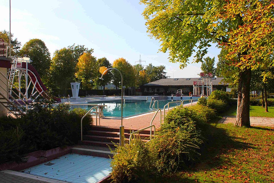 Freibad mit Sprungturm (Symbolbild)